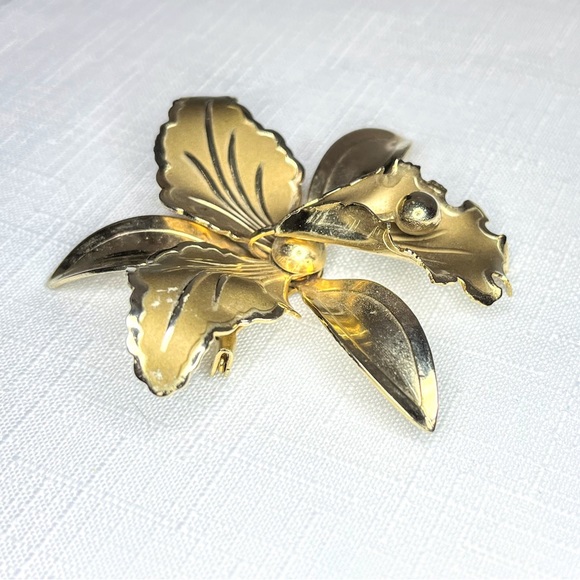 Unsigned Brooch Two Toned Gold Colored Large Iris Brooch - Picture 12 of 14